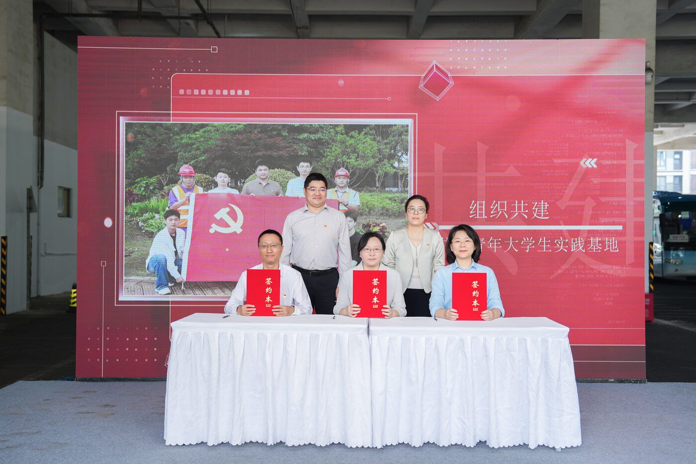 新葡的京集团350vip8888中心荣获学校“2025年度国有...